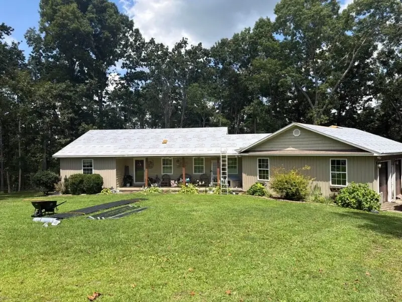 Roofing contractor providing home service for a Conroe, TX customer